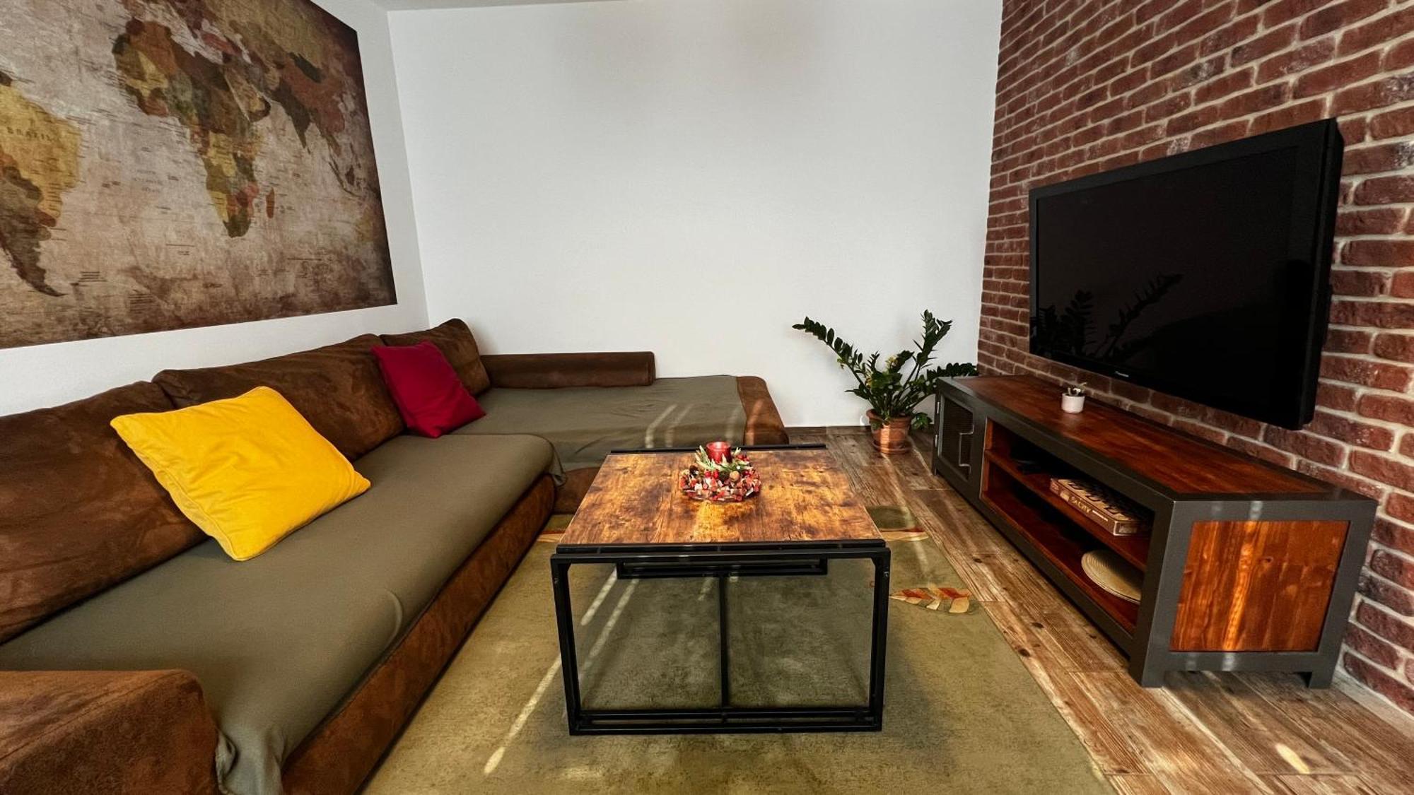 Industrial Apartment I 24Hr Self Check-In I Free Parking & Coffee Banská Bystrica Exteriör bild