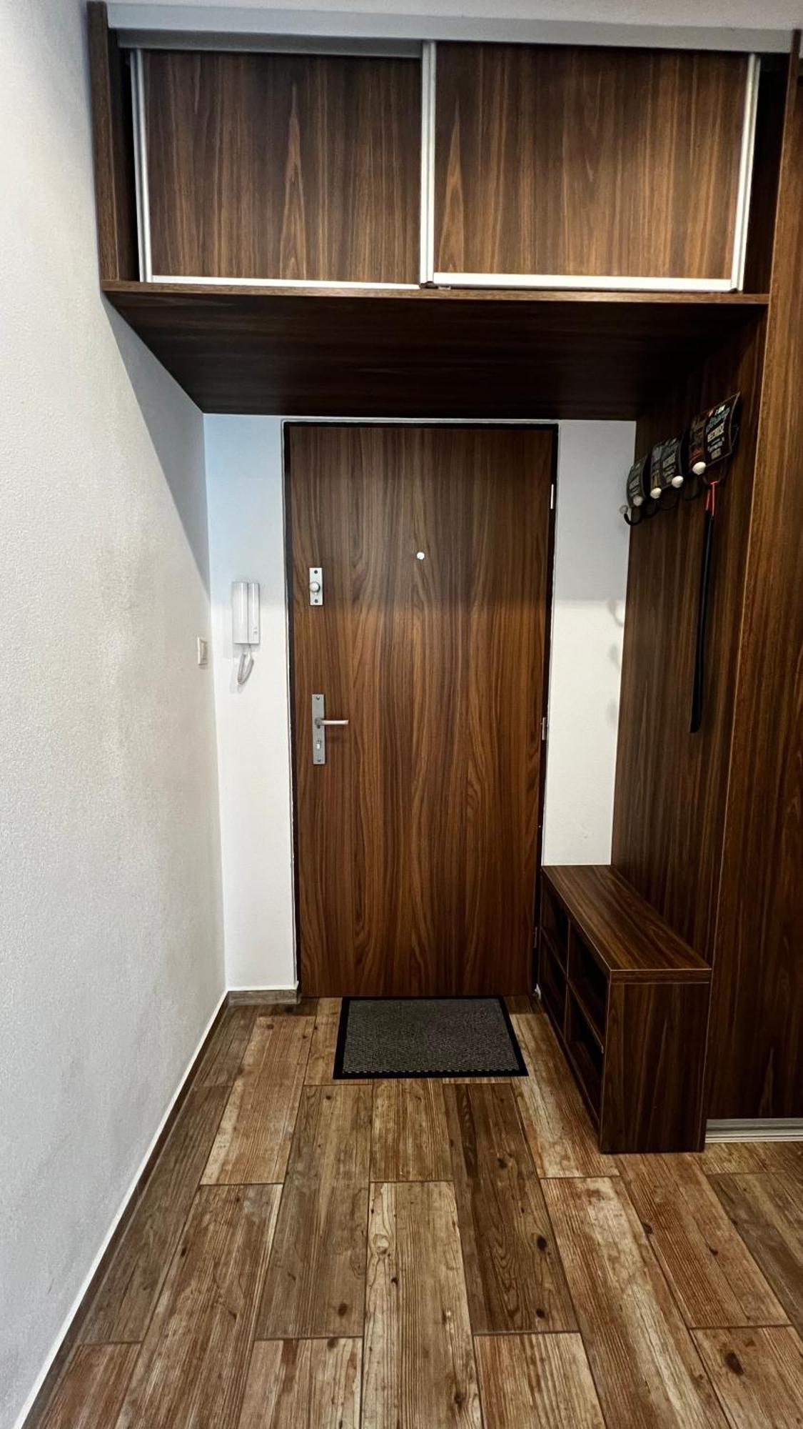 Industrial Apartment I 24Hr Self Check-In I Free Parking & Coffee Banská Bystrica Exteriör bild